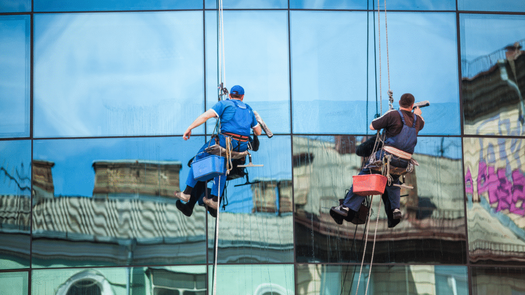 Bakı şəhərində ev təmizliyi xidməti göstərən əməkdaş Ofis təmizliyi zamanı istifadə olunan avadanlıqlar Dezinfeksiya xidməti təklif edən təmizlik şirkəti Pəncərə təmizləyən qadın işçi