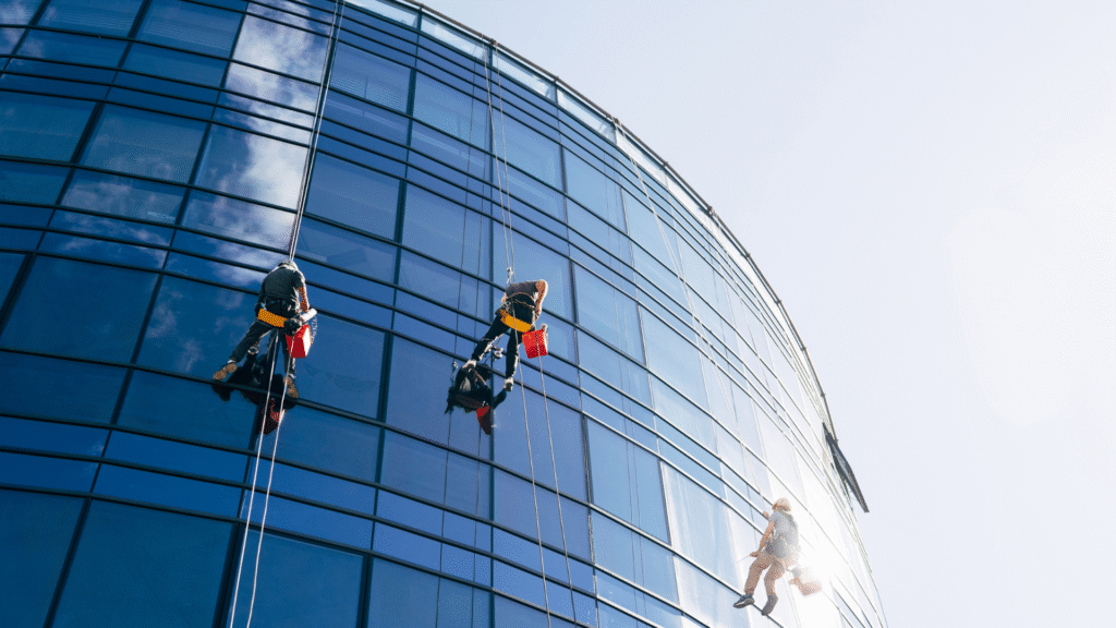 Bakı şəhərində ev təmizliyi xidməti göstərən əməkdaş Ofis təmizliyi zamanı istifadə olunan avadanlıqlar Dezinfeksiya xidməti təklif edən təmizlik şirkəti Pəncərə təmizləyən qadın işçi